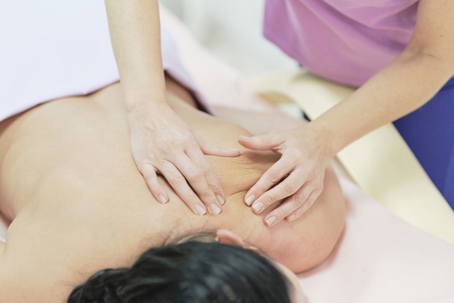 SOFT TISSUE RELEASE WITH THE HELP OF A PHYSIOTHERAPIST