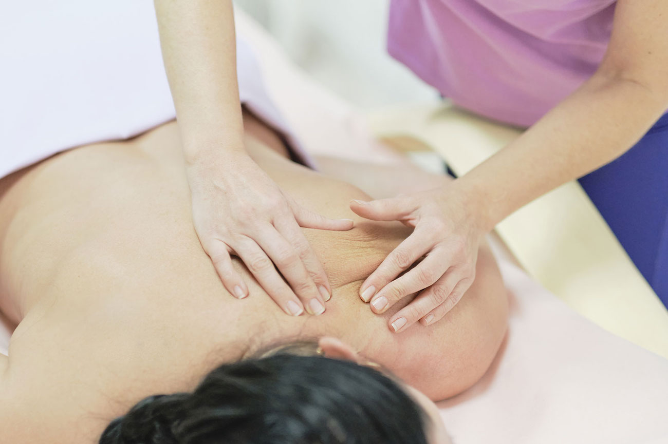 Professional and experienced RMT in Vancouver working with the client