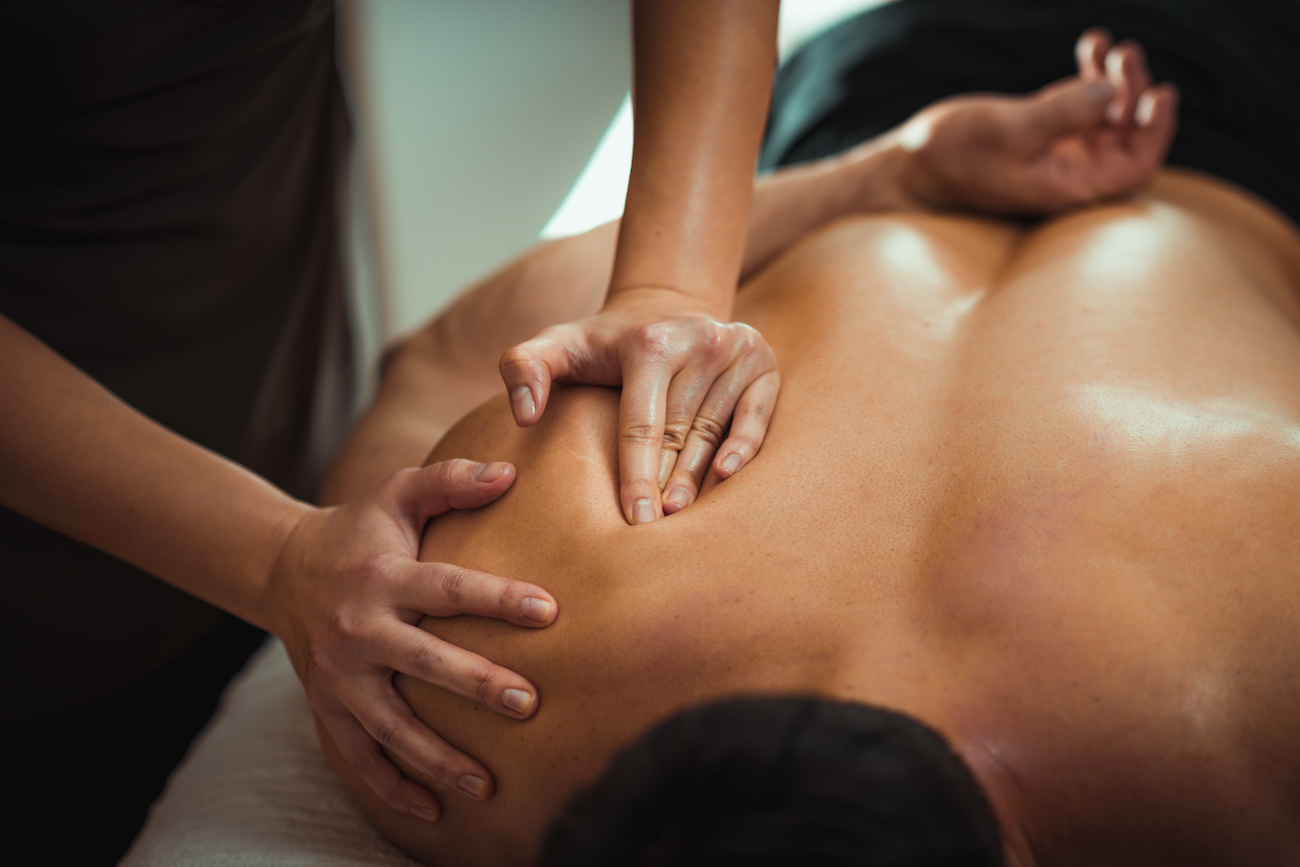 RMT Therapist from Vancouver gives massages at our clinic